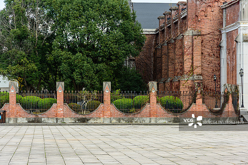 建筑物前的道路图片素材
