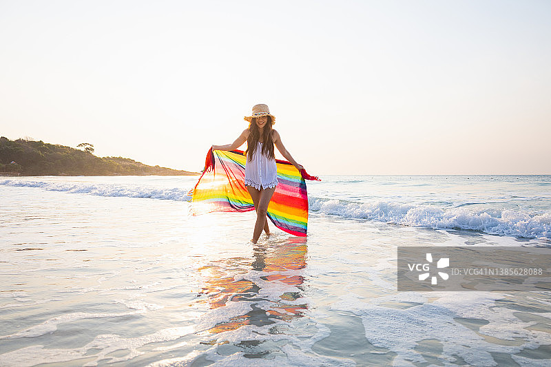 在海滩上行走的女人图片素材