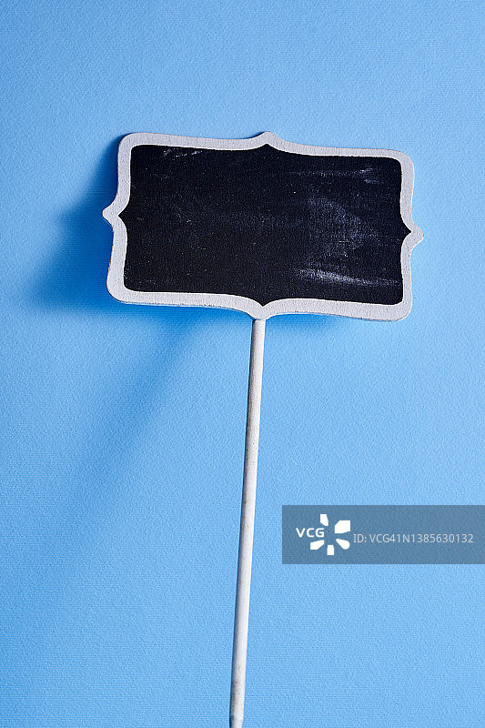 蓝色背景上的小黑板图片素材