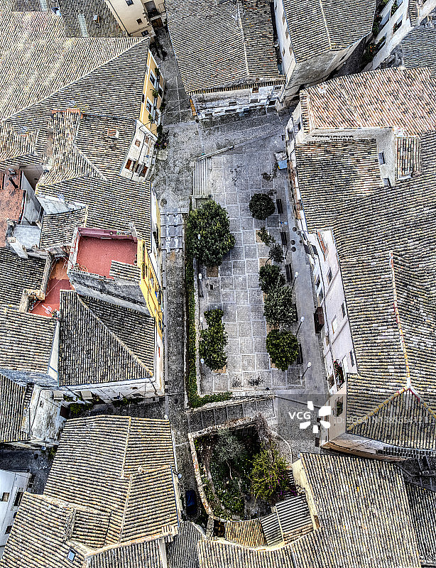 小镇博凯伦特的狭窄街道和广场航拍图片素材