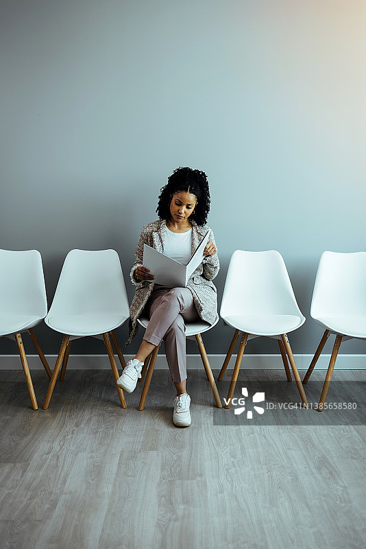 年轻女人正在处理文书工作图片素材