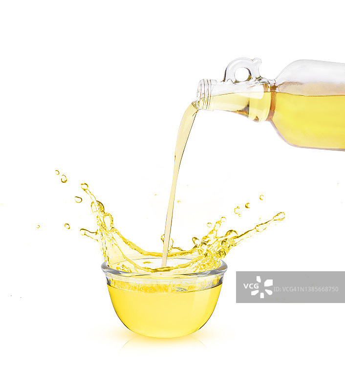 从瓶子倒入碗中的橄榄油图片素材
