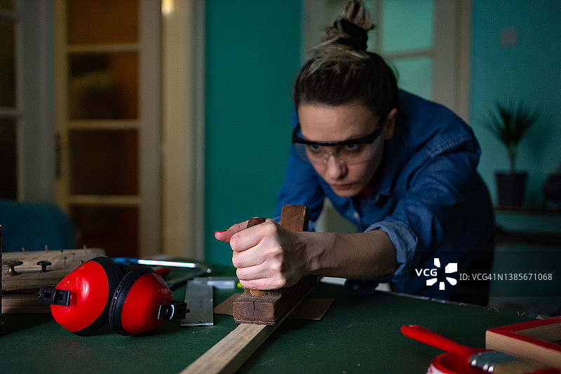 女性在家享受爱好图片素材