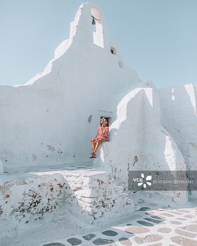 年轻女游客参观希腊米科诺斯岛的帕拉波尔提亚尼古老白色教堂图片素材