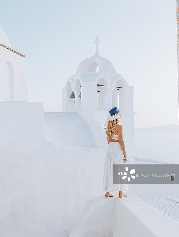 在希腊圣托里尼旅行观光的年轻女人图片素材
