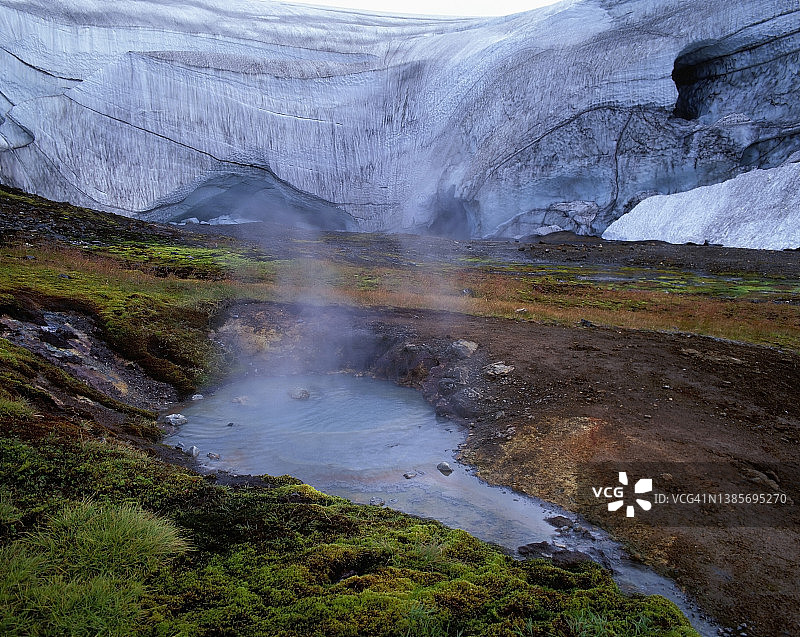 冰岛兰德曼纳劳卡冰川与洞穴和温泉图片素材