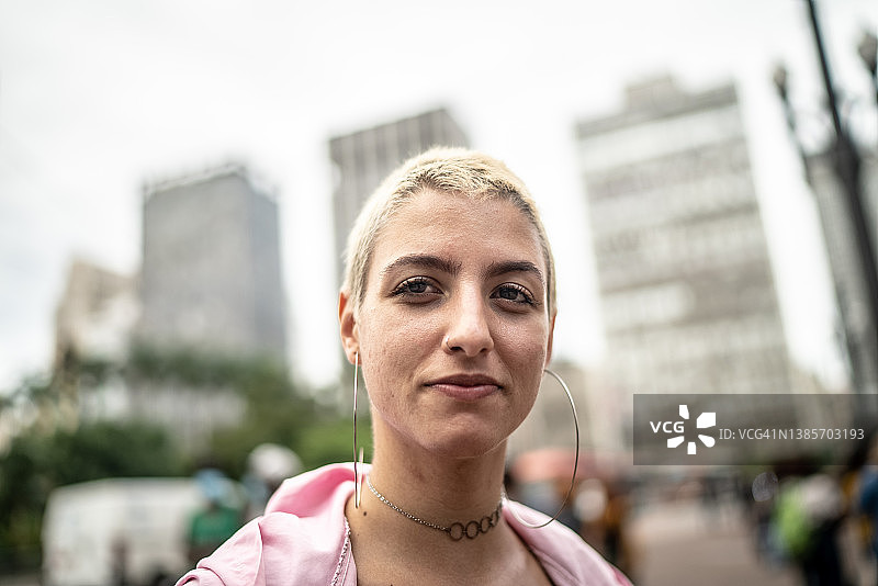 街头年轻女子肖像图片素材