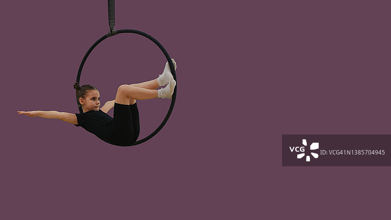 儿童空中吊环杂技演员图片素材