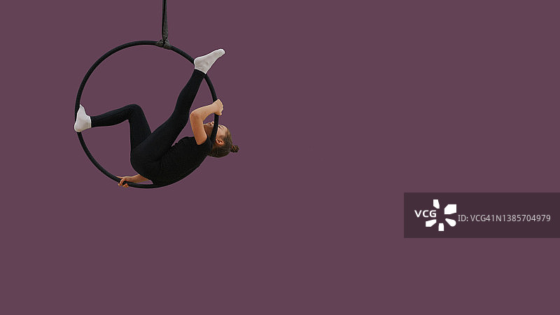 儿童空中吊环杂技演员图片素材