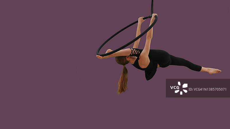 空中吊环杂技演员系列照片图片素材