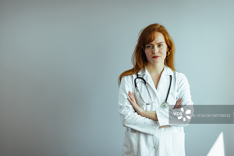 身穿白大褂、戴着听诊器的女医生肖像图片素材
