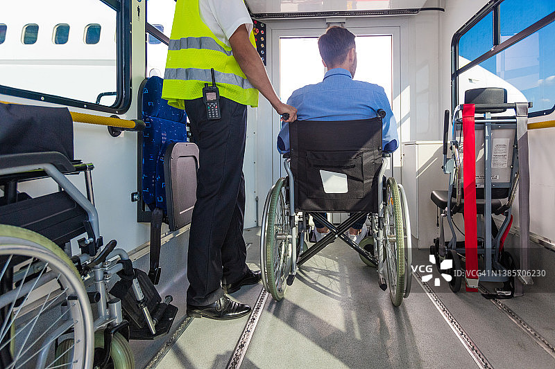 服务人员帮助残疾旅客登机图片素材