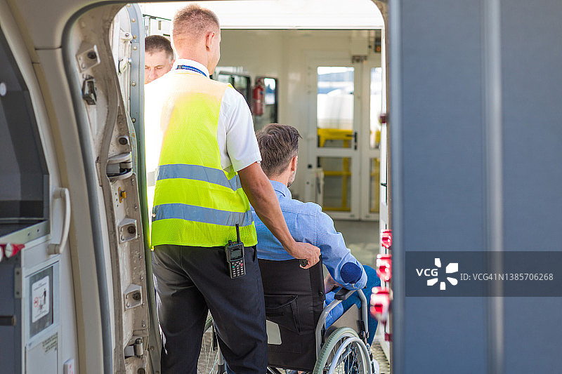 服务人员帮助残疾旅客登机图片素材