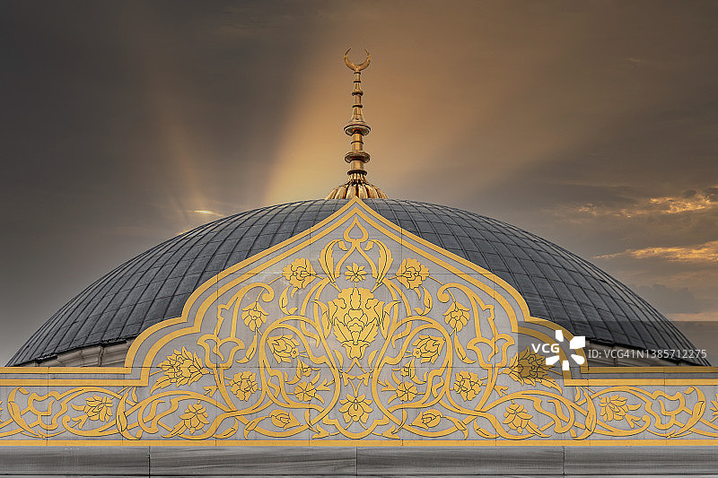 土耳其伊斯坦布尔于斯屈达尔区的大查姆利卡清真寺图片素材