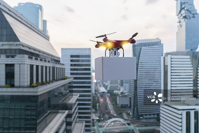 无人机在城市中运送快递包裹图片素材