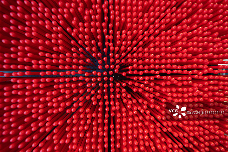 密集的红色塑料棒图片素材