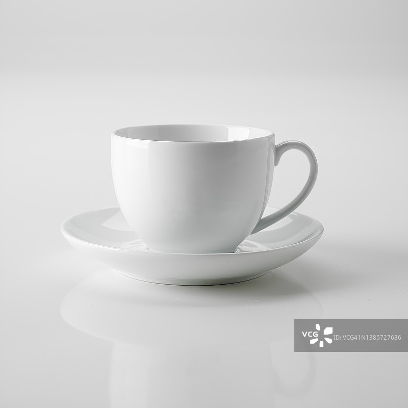 白色背景上的白色茶杯图片素材