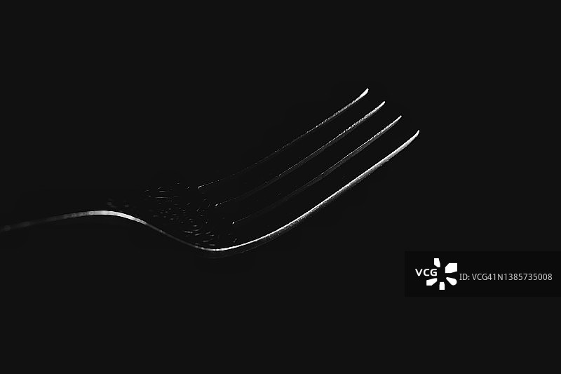 黑色背景上的金属叉图片素材