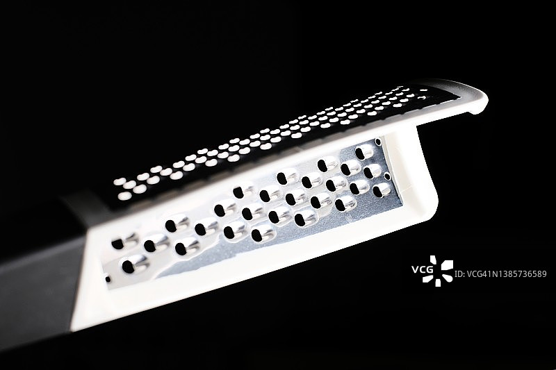 黑色背景上的金属塑料磨碎器图片素材