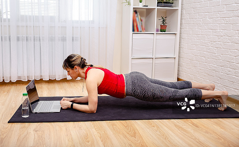 平衡、平静和放松：年轻女性练习瑜伽图片素材