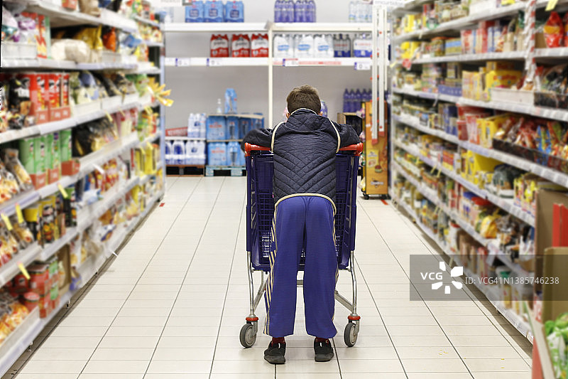 男孩在超市购物图片素材