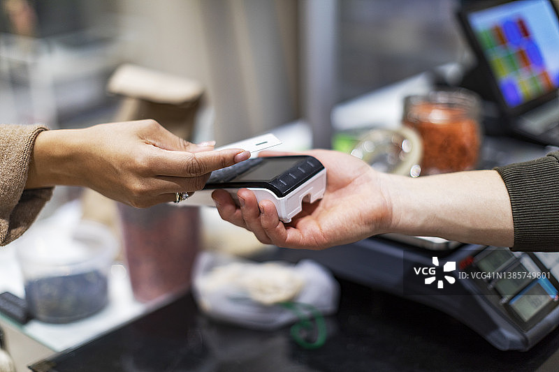 男人在零浪费商店用信用卡支付图片素材