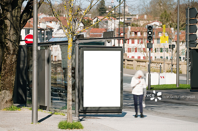 带有空白广告牌的巴士站图片素材