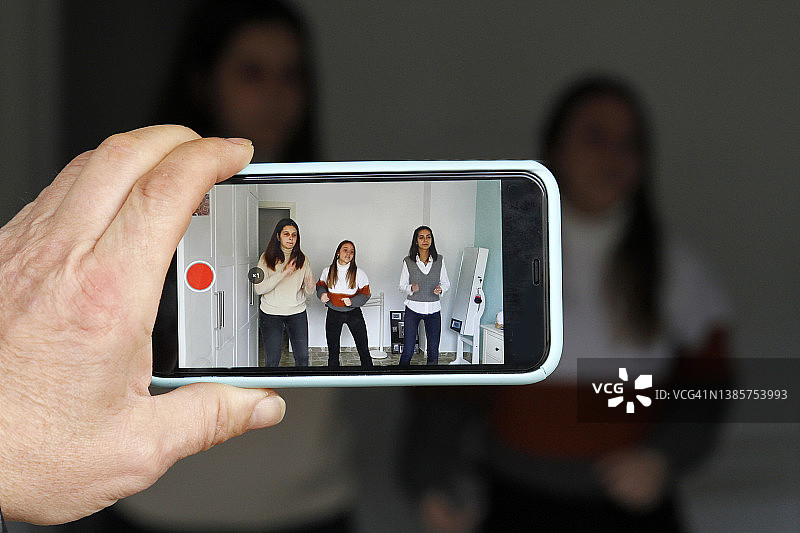 年轻女孩们正在录制视频图片素材