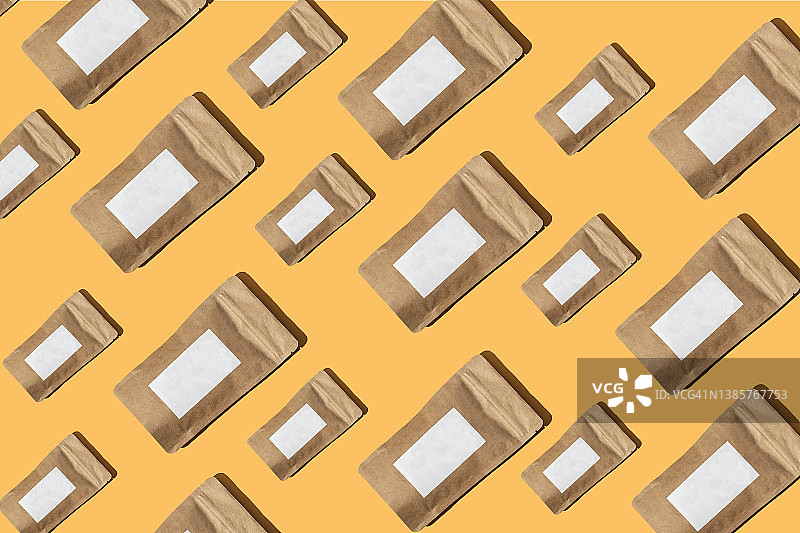 黄色背景上的白色标签棕色包裹图片素材