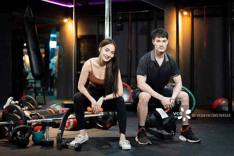 健身教练与亚洲女人健身器械训练图片素材