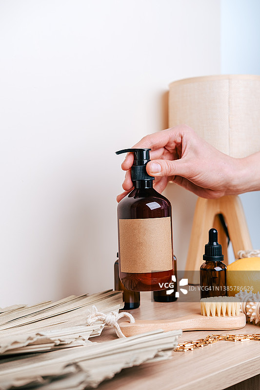 身体和面部护理美容套装：乳液、精油、面霜，洗发水或沐浴露瓶，皮肤清洁和按摩刷，天然护肤、身体和头发护理化妆品图片素材