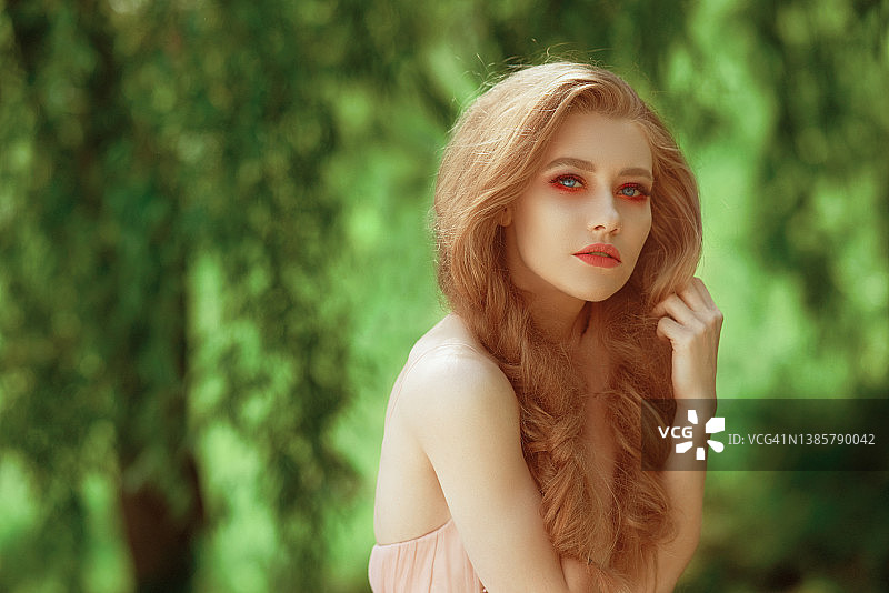 漂亮的白人女孩的侧面照图片素材