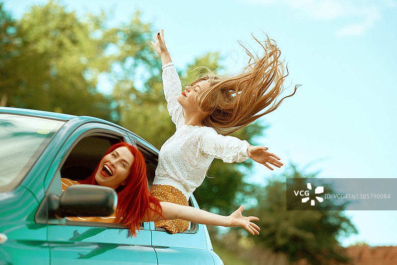 女孩们只想玩得开心图片素材