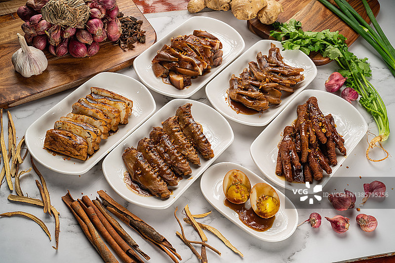 中式卤味拼盘：卤鸡腿、卤鸭翅、卤豆腐、卤蛋和肉皮图片素材