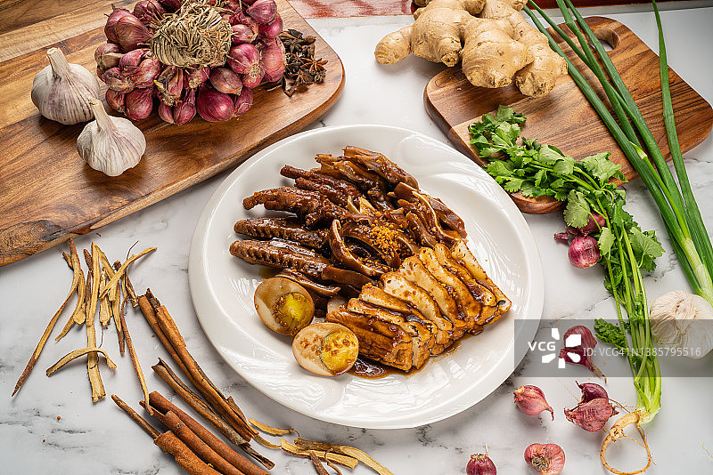 中式卤味拼盘：卤鸡腿、卤鸭翅、卤豆腐、卤蛋和肉皮图片素材