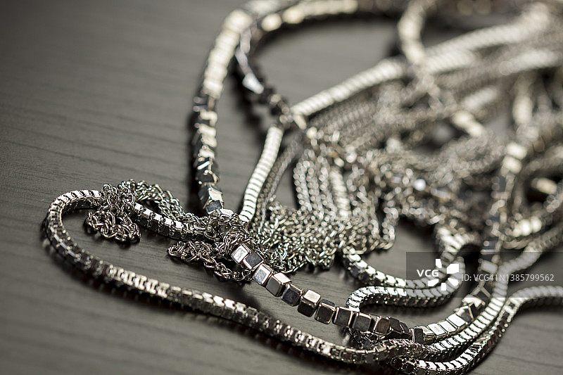 成堆的银链图片素材