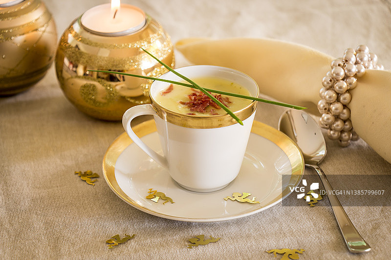 奶油土豆汤和塞拉诺火腿片（圣诞晚餐）图片素材