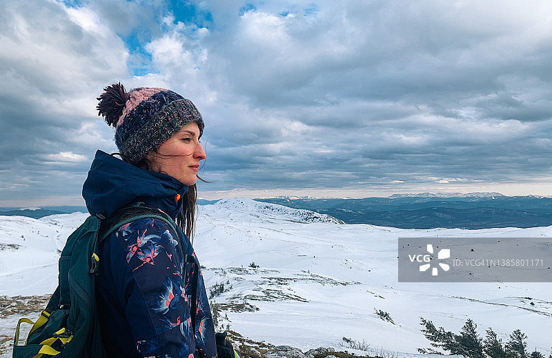 在野外的女滑雪者图片素材