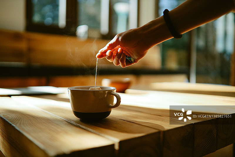 山间小屋里的热茶图片素材