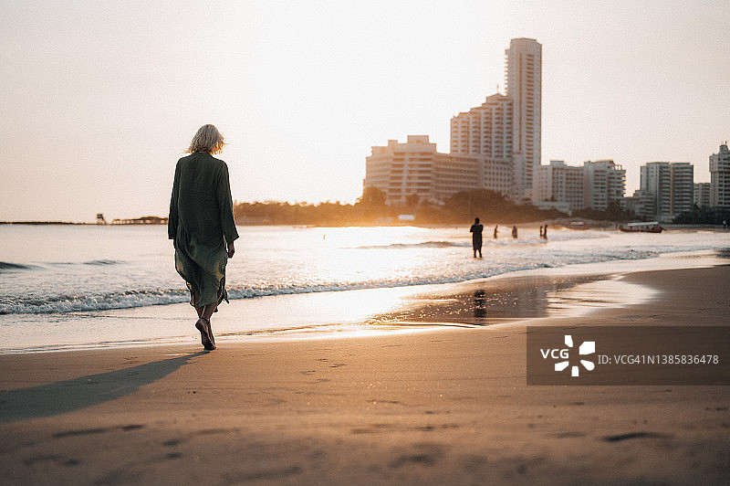 欣赏现代摩天大楼背景下的日落美景图片素材