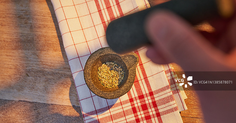 茴香籽与研钵图片素材