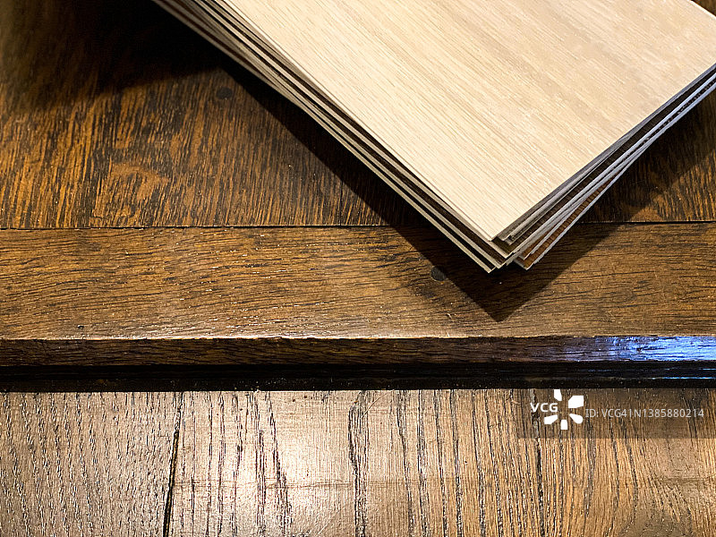 家庭健身房改造：比较强化木地板样品与现有硬木地板图片素材