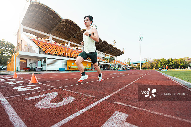 一名男运动员在跑道上跑步图片素材