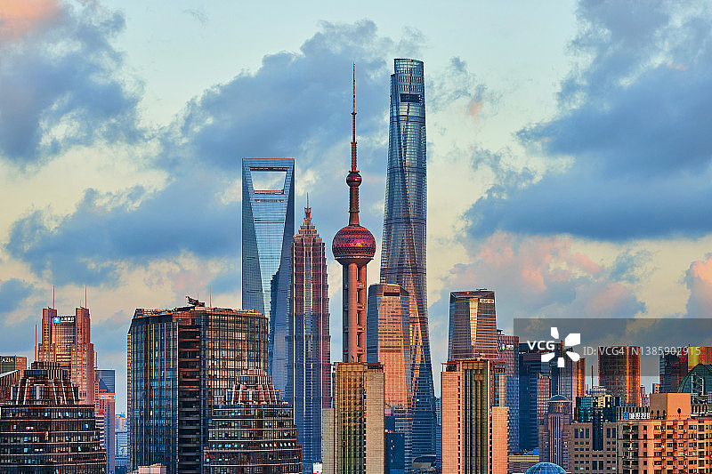 中国上海日落时分的摩天大楼图片素材