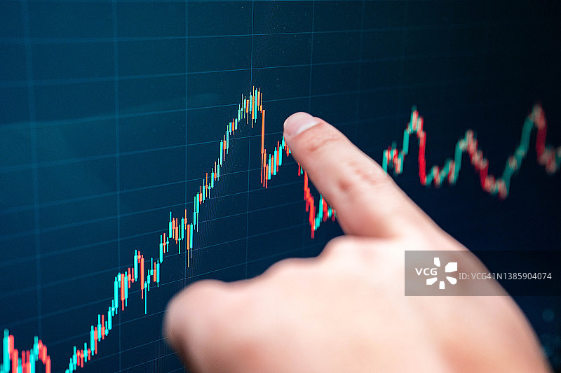 查看股市数据的男人手指图片素材