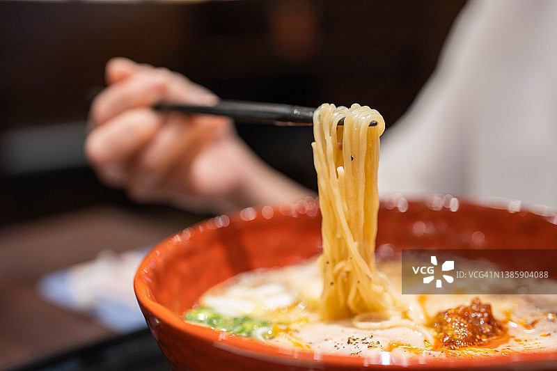 桌上红碗拉面特写图片素材