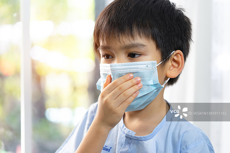 可爱的小男孩咳嗽，居家隔离概念图片素材