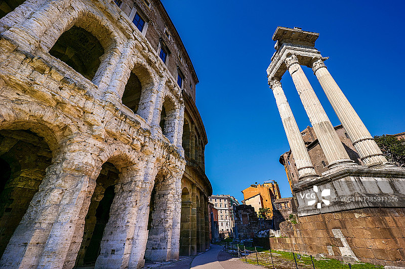 古罗马中心的马塞勒斯剧院考古区。图片素材