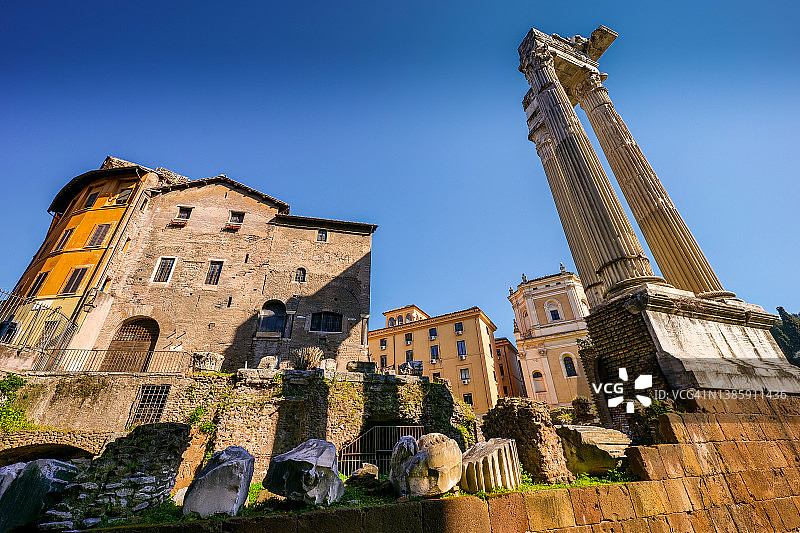 古罗马核心区域著名的马塞勒斯剧院考古区图片素材