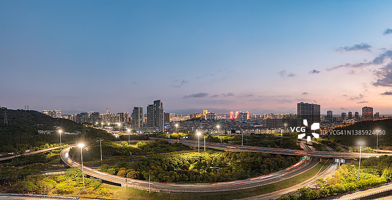 日落后夜晚的城市建筑和高架桥图片素材